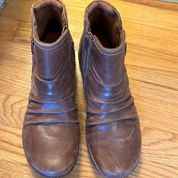 ✨ Clark’s brown leather slip on bootie, side zipper sz 8. - Picture 8 of 15